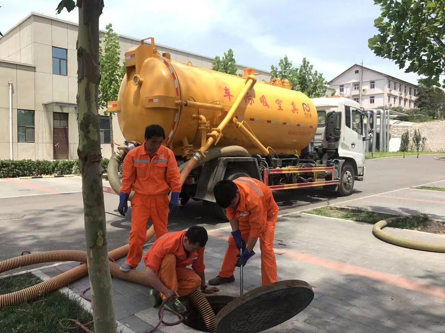 南京管道疏通车停在窨井附近