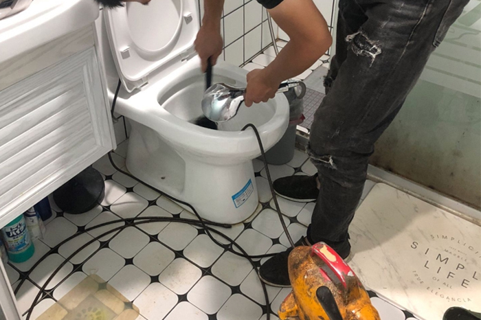 南京马桶堵塞自己疏通还是找师傅?专业上门服务让你省时更省心